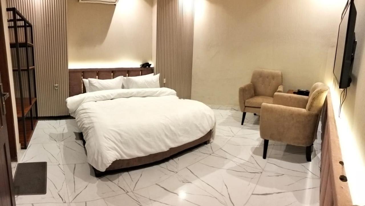 Shelton Boulevard Hotel Lahore Extérieur photo